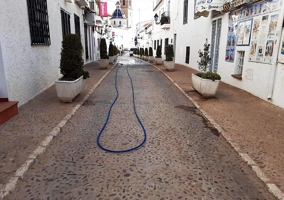 La Pública realiza un dispositivo especial para limpiar las calles de arena sahariana